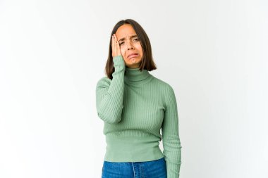 Genç melez kadın yorgun ve uykulu ellerini başının üstünde tutuyor..