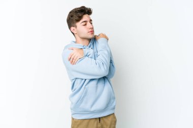 Beyaz arka planda izole edilmiş genç beyaz bir adam. Kucaklaşma, kaygısız gülümseme ve mutluluk..