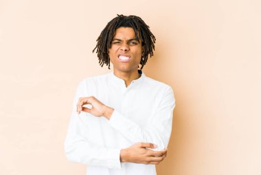 Genç Afrikalı Amerikalı Rasta adam dirsek masajı yapıyor, kötü bir hareketin ardından acı çekiyor..