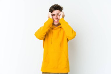 Beyaz arka planda izole edilmiş beyaz bir adam ağlıyor, bir şeyden memnun değil, acı ve kafa karışıklığı konsepti..