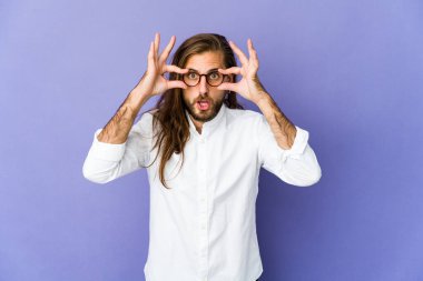 Uzun saçlı genç adam iyi görünüyor. Gözlerinde işaret var.