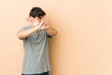 İki kolu çapraz tutan genç havalı adam, inkar kavramı.