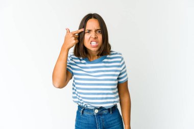 Genç melez kadın işaret parmağıyla hayal kırıklığı gösteriyor..