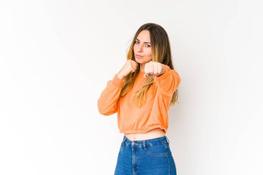 Beyaz arka planda izole edilmiş genç beyaz kadın bir tartışma yüzünden yumruk, öfke, kavga, boks....