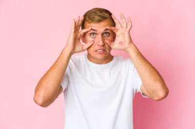 Genç, beyaz, yakışıklı bir adam başarılı bir fırsat yakalamak için gözlerini açık tutuyor..