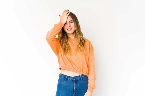 Young Caucasian Woman Isolated White Background Forgetting Something Slapping Forehead — Stock Photo, Image