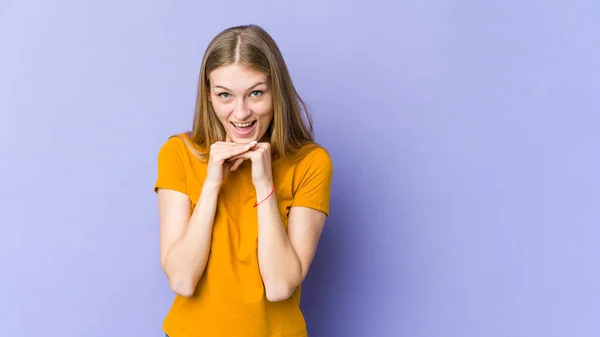 Mladá Blondýnka Žena Izolované Fialovém Pozadí Modlí Štěstí Ohromen Otevření — Stock fotografie