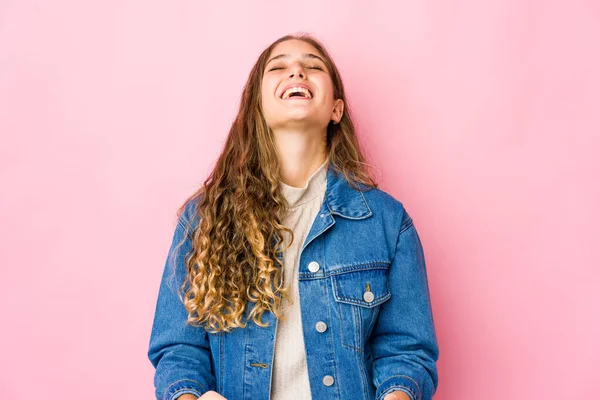Νεαρή Καυκάσια Γυναίκα Χαλαρή Και Χαρούμενη Γελώντας Λαιμός Τεντωμένος Που — Φωτογραφία Αρχείου