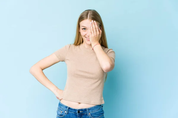 Jeune Femme Blonde Isolée Sur Fond Bleu Amusant Couvrir Moitié — Photo