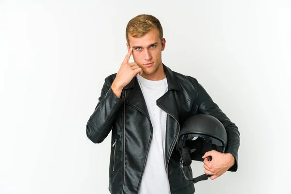 Jovem Caucasiano Segurando Capacete Moto Isolado Fundo Branco Tentando Ouvir — Fotografia de Stock