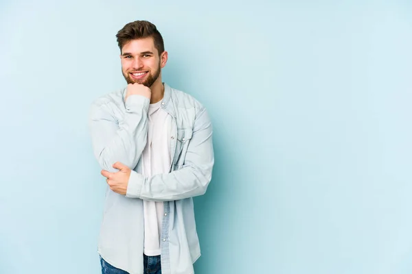 Jovem Caucasiano Isolado Fundo Azul Sorrindo Feliz Confiante Tocando Queixo — Fotografia de Stock