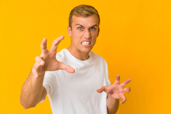 Joven Caucásico Guapo Hombre Mostrando Garras Imitando Gato Gesto Agresivo — Foto de Stock