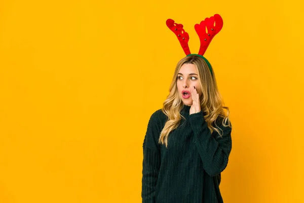 Ung Blond Kaukasisk Kvinna Bär Renhorn Säger Hemlig Het Bromsnyhet — Stockfoto