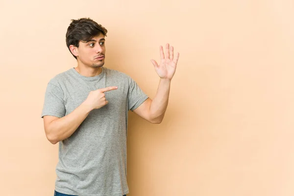 Joven Hombre Fresco Sonriendo Alegre Mostrando Número Cinco Con Los —  Fotos de Stock