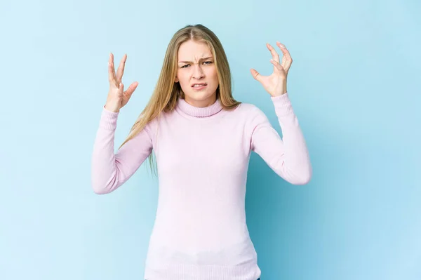 Jonge Blonde Vrouw Geïsoleerd Blauwe Achtergrond Schreeuwen Met Woede — Stockfoto