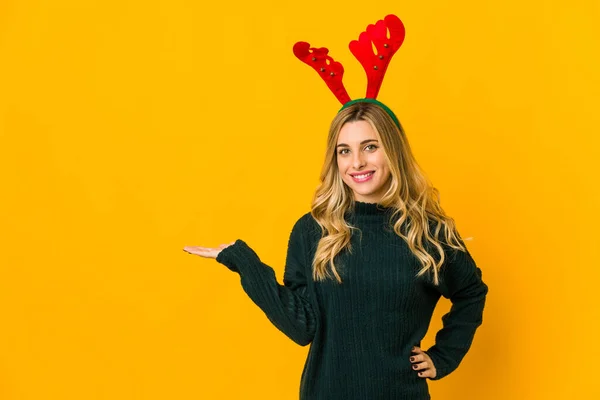 Jovem Loira Caucasiana Usando Chifres Rena Mostrando Espaço Cópia Uma — Fotografia de Stock