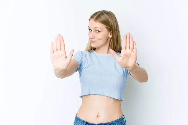 Giovane Donna Bionda Isolata Sfondo Bianco Piedi Con Mano Tesa — Foto Stock