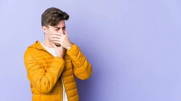 Homem Caucasiano Jovem Isolado Fundo Roxo Sofre Dor Garganta Devido — Fotografia de Stock