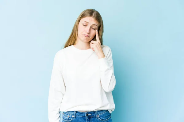 Mujer Rubia Joven Aislada Sobre Fondo Azul Llorando Infeliz Con —  Fotos de Stock