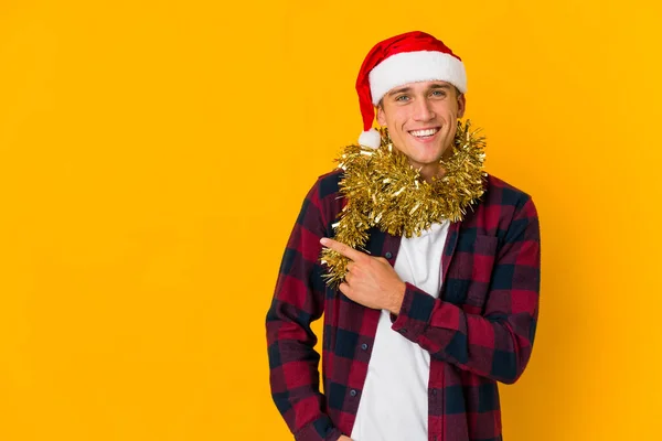 Junger Kaukasischer Mann Mit Weihnachtsmütze Hält Ein Geschenk Isoliert Auf — Stockfoto