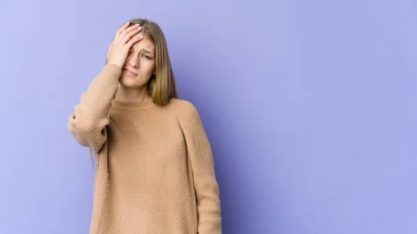 Giovane Donna Bionda Isolata Sfondo Viola Stanca Molto Assonnata Mantenendo — Foto Stock