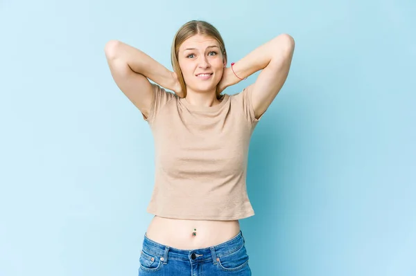 Ung Blond Kvinna Isolerad Blå Bakgrund Vidröra Baksidan Huvudet Tänka — Stockfoto