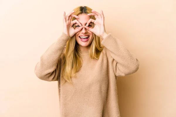 Młoda Blondynka Biały Kobieta Pokazując Dobrze Znak Nad Oczy — Zdjęcie stockowe