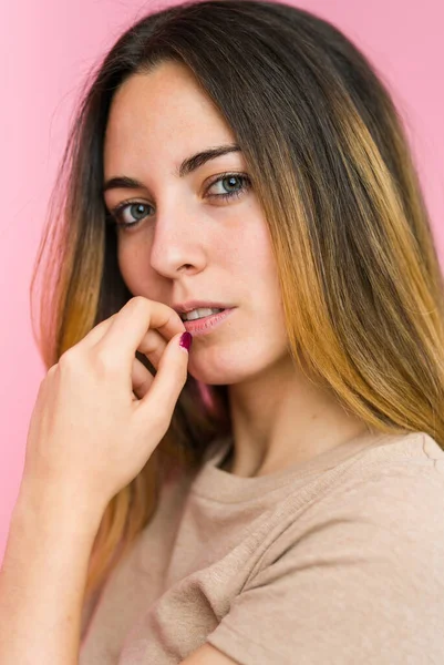 Jovem Bela Mulher Isolada Fundo Rosa — Fotografia de Stock