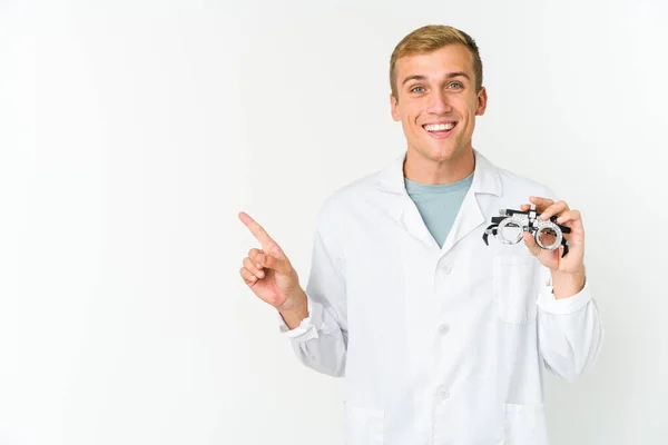 Jonge Blanke Optische Man Geïsoleerd Witte Achtergrond Lachend Terzijde Wijzend — Stockfoto