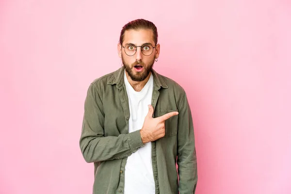 Junger Mann Mit Langen Haaren Blickt Zur Seite — Stockfoto