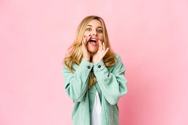 Joven Mujer Rubia Caucásica Gritando Emocionada Frente — Foto de Stock