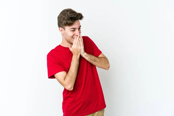 Joven Hombre Caucásico Aislado Sobre Fondo Blanco Riendo Algo Cubriendo — Foto de Stock