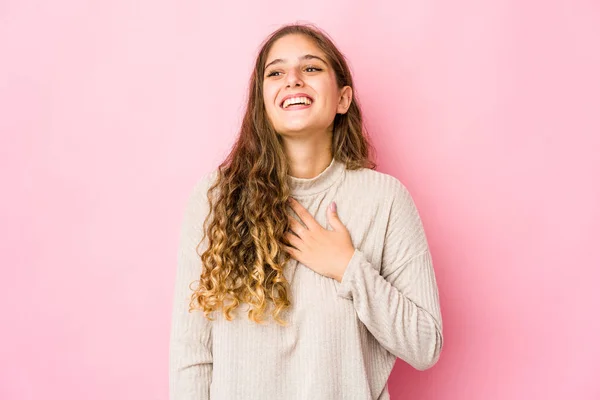 Joven Mujer Caucásica Ríe Voz Alta Manteniendo Mano Pecho —  Fotos de Stock