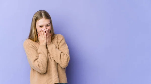 Mujer Rubia Joven Aislada Sobre Fondo Púrpura Riendo Algo Cubriendo — Foto de Stock