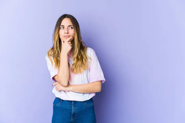 Young Caucasian Woman Isolated Purple Background Looking Sideways Doubtful Skeptical — Stock Photo, Image