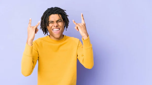 Jovem Negro Vestindo Penteado Rasta Mostrando Gesto Chifres Como Conceito — Fotografia de Stock