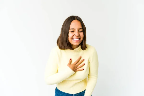 Giovane Donna Razza Mista Ridere Tenendo Mani Sul Cuore Concetto — Foto Stock