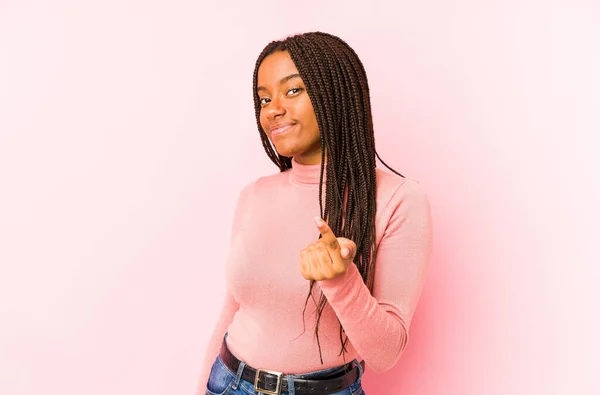 年轻的非洲裔美国女人被隔离在粉红的背景下 用手指指著你 好像邀请你走近些 — 图库照片