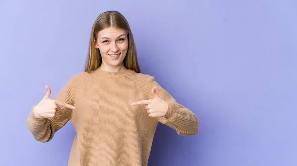 Mujer Rubia Joven Aislada Sobre Fondo Púrpura Persona Señalando Mano — Foto de Stock