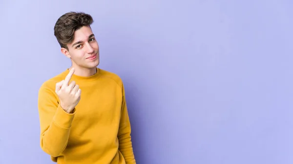 Jovem Caucasiano Isolado Fundo Roxo Apontando Com Dedo Para Você — Fotografia de Stock