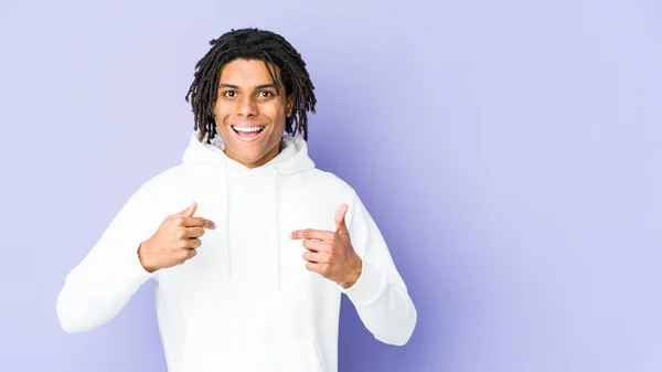 Young African American Rasta Man Surprised Pointing Finger Smiling Broadly — Stock Photo, Image