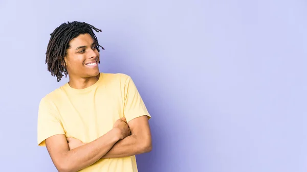 Jovem Africano Americano Rasta Homem Sorrindo Confiante Com Braços Cruzados — Fotografia de Stock