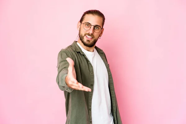 Jovem Com Cabelo Comprido Olhar Esticando Mão Para Câmera Gesto — Fotografia de Stock