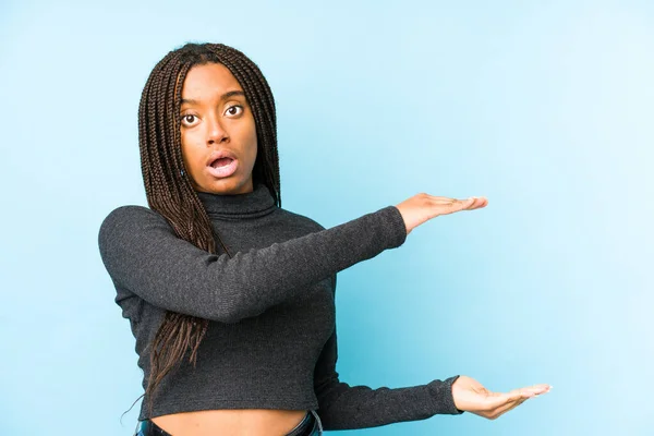Junge Afrikanisch Amerikanische Frau Isoliert Auf Blauem Hintergrund Schockiert Und — Stockfoto