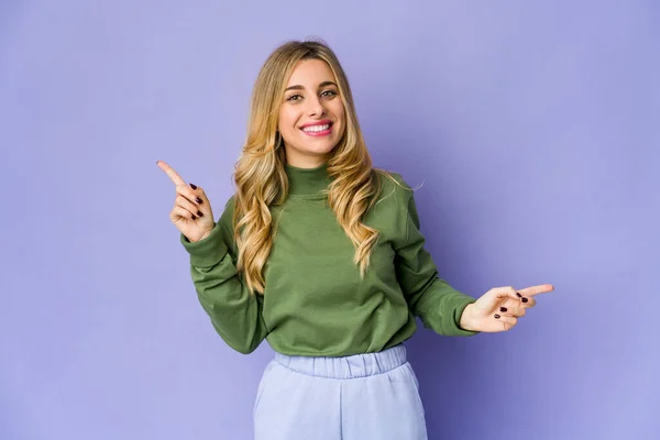 Giovane Donna Bionda Caucasica Indicando Diversi Spazi Copia Scegliendo Uno — Foto Stock