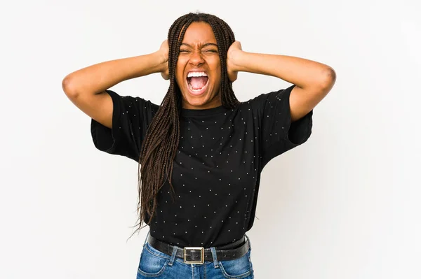 Ung Afrikansk Amerikansk Kvinna Isolerad Vit Bakgrund Täcker Öronen Med — Stockfoto