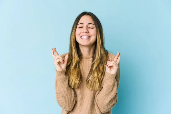 Joven Mujer Caucásica Aislada Sobre Fondo Azul Cruzando Dedos Para — Foto de Stock