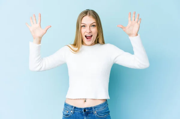 Mujer Rubia Joven Aislada Sobre Fondo Azul Recibiendo Una Agradable — Foto de Stock