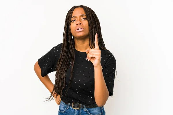 Beyaz Arka Planda Izole Edilmiş Genç Afrikalı Amerikalı Kadın Bir — Stok fotoğraf