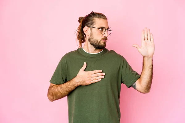 Junger Mann Mit Langen Haaren Legt Einen Eid Und Legt — Stockfoto